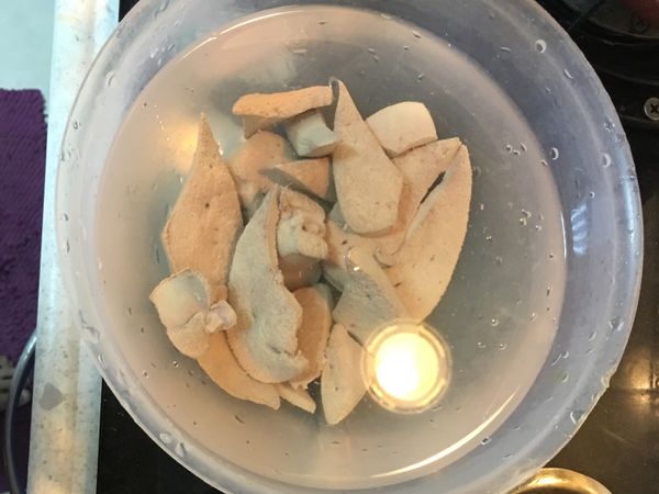 水沸騰,放入豬肝,川燙五到十秒,把豬肝取出放置冷水冷卻