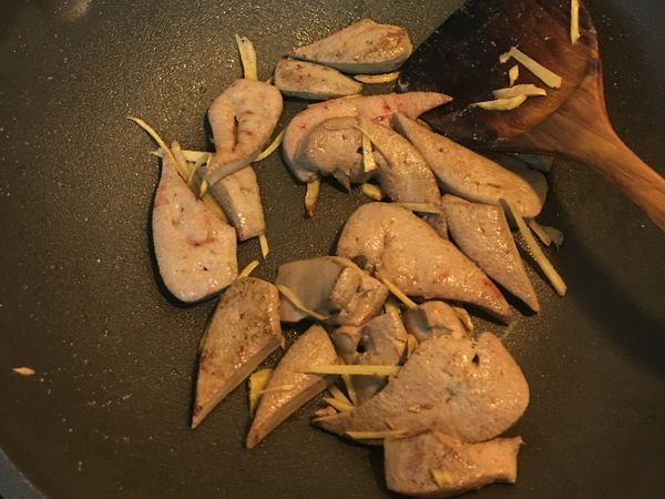 用煎荷包蛋的油放入薑絲下去炒香後放入冷水冷卻的豬趕下去拌炒加一點酒