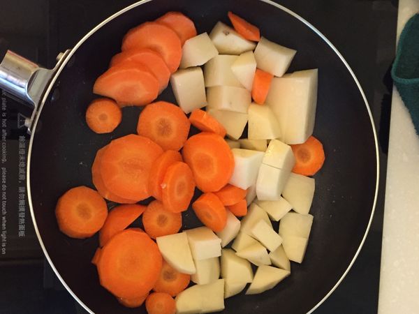 A.將雞腿先以滾水燙過後放在一旁
B.將馬鈴薯和紅蘿蔔切丁狀或塊狀放入預熱的不沾鍋內拌炒（鍋內一點點油，或奶油會更好）