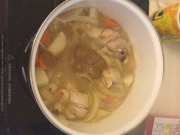 待熟成後放入雞腿以及半份的咖哩塊，記得攪拌！避免咖喱沒散還燒鍋唷！