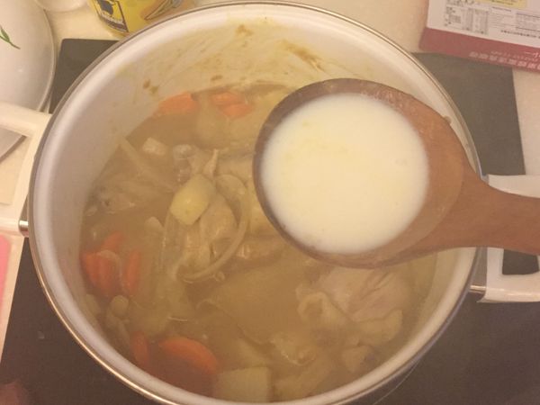 待咖喱溶解完成之後，加入兩杓的牛奶拌煮！大約40秒至1分鐘。