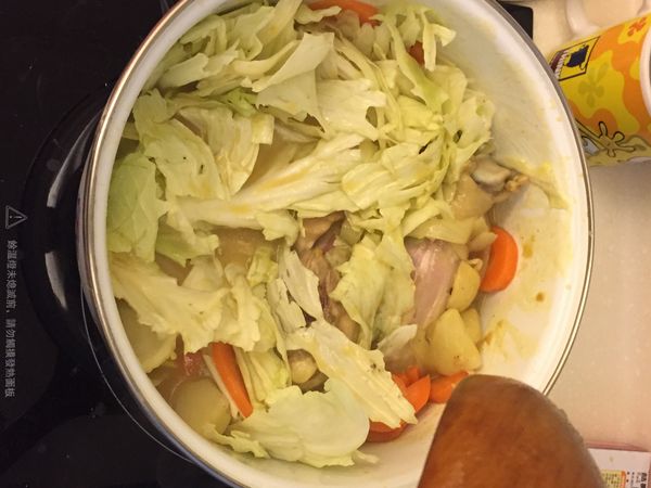 放入高麗菜下去拌煮至軟化，即可起鍋享用囉！