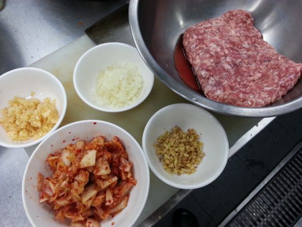 所有的材料與調味料都加在一起拌勻，以摔打或畫圈的方式和料，到肉出筋產生粘性為止(若搓揉不夠則煎好的成品的餡會鬆散、不會結成一團)，完成後置於一旁備用