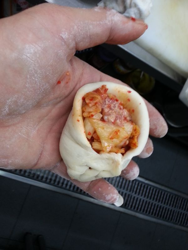 包入內餡後如圖示，一折一折的把內餡包進去，然後把縐折面朝下靜置10分鐘