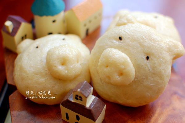 蒸完後的小豬包子是不是又更胖了一些？圓滾滾的樣子好可愛，擺成“三隻小豬蓋房子”的造型拍照，小朋友都好喜歡喔！