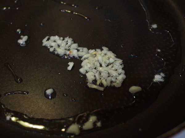 大蒜切碎加入放入植物油的平底鍋炒香