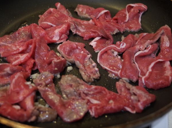 再放入牛肉片炒至牛肉片快熟