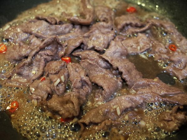 加入醬汁拌炒30-40秒就可以起鍋盛盤