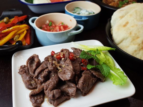 在旁邊放上薄荷和生菜葉,讓用餐者可以自行搭配牛肉享用