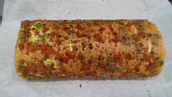 取出全扣,趁熱將四邊紙拉下,待涼,抹上沙拉醬後,捲起成圓柱狀