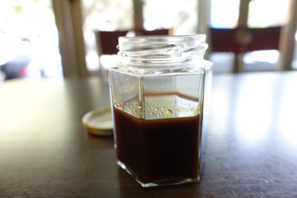 將燒肉醬的食材,全放入鍋內以小火煮大概10-15分鐘左右,再濾過雜質,要擠壓,汁才會出來,冷缺後,可放入罐內保存