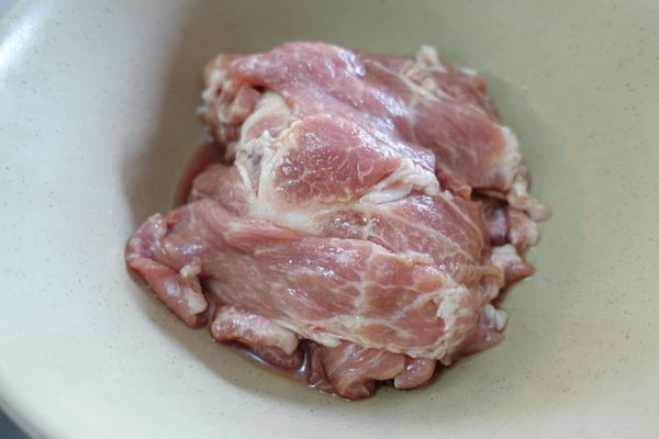 將梅花豬肉片以2大匙燒肉醬醃漬(至少一個小時)