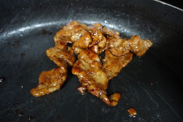 在鍋肉放入3-4大匙燒肉醬(看個人喜好增減),煮到稍微有點稠度,再放入肉片拌炒收汁