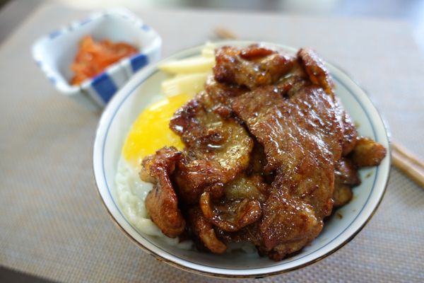 飯上擺入配菜和燒肉,也可擠一點檸檬汁,就是非常可口的燒肉飯