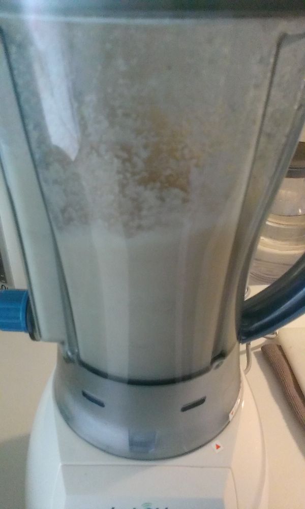 先將老薑.和水用果汁機打.備用.