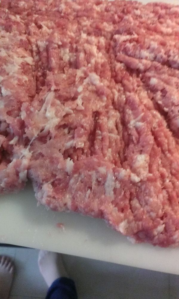 絞肉再剁過.剁至肉有黏性.