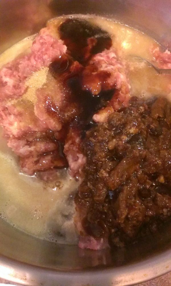 取一攪拌盆.將剁好豬肉.及老薑水.醬油.醬油膏.糖.肉凍拌勻.蓋上保鮮膜冰一天(肉凍可取魯肉過剩下的湯汁)