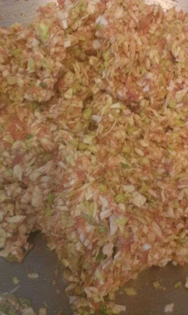 從冰箱取出肉餡.和切好菜.和鹽.雞粉.香油拌勻即可.