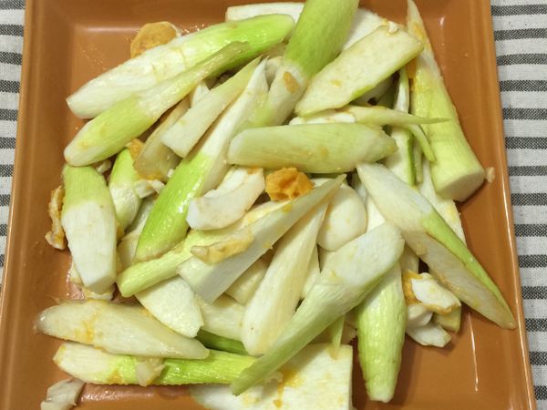 起鍋放入半匙油和2～3大匙水，將蒜末、鹹蛋，皎白筍依序放入鍋裡開中火，蓋子蓋住約煮6～8分。