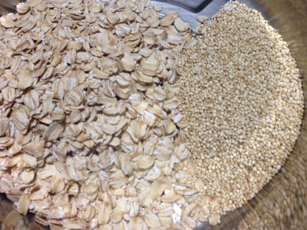 將藜麥與麥片放入電鍋中