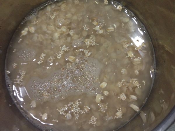 內鍋水淹過即可，外鍋半杯水就好喔！外鍋水太多會導致藜麥在鍋中大翻滾，清洗很麻煩