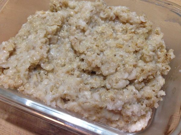 電鍋跳起來後（約10分鐘），把藜麥燕麥粥移到樂扣中放涼，要注意喔！貴鬆鬆的藜麥可能會沉在鍋底，記得拌勻⋯