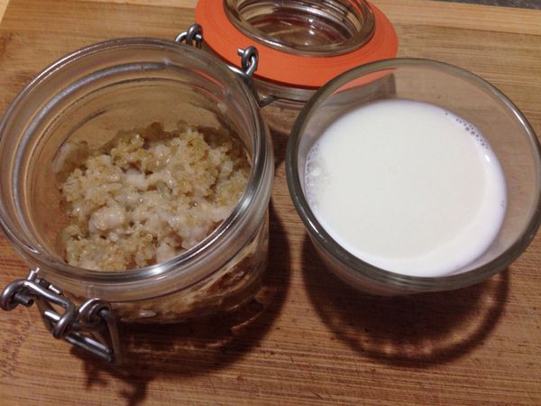 把放涼的藜麥燕麥粥放入喜愛的餐具裡，加入牛奶，等待吸收牛奶（兩分鐘），這時間就看冰箱有什麼水果，果乾，堅果，果醬，隨性加進去嘍