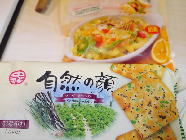 備料，只要起司絲跟蘇打餅即可