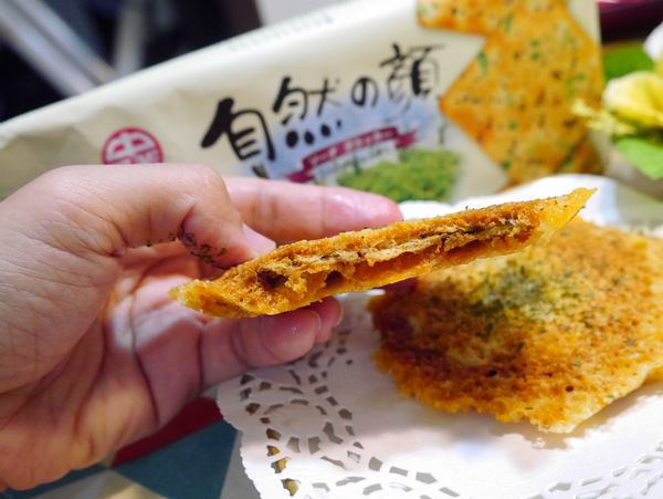 斷面圖，可看出餅乾的酥脆，吃起來也不會只有起司的鹹味，還多了蘇打餅的香氣，做了兩片，老公配著啤酒一下就吃光了。