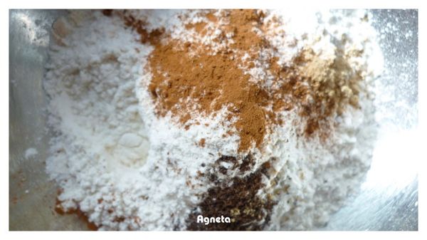 麵粉、香料粉、泡打粉和小蘇打粉一起過篩，加入鹽混和備用。