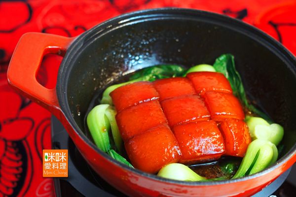 將小棠白菜在滾水中煮2分鐘撈出，排盤後盛入東坡肉即完成。