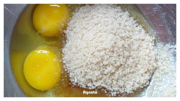 將蛋和二砂糖在攪拌盆內混和均勻，到砂糖顆粒消失。