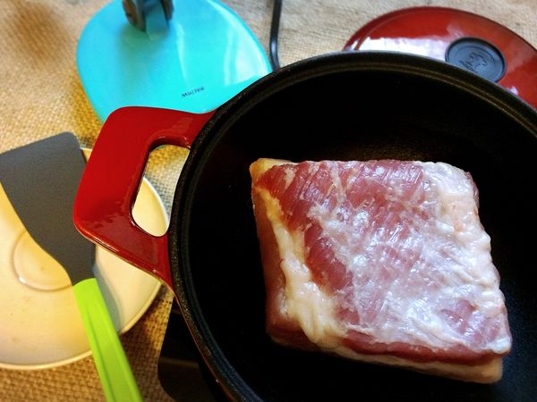 熱鍋3分鐘，將豬肉煎表面至焦黃，逼油。