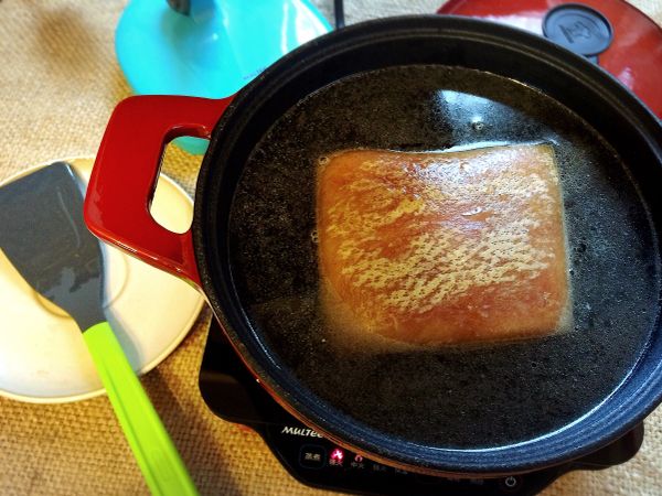 將水倒入鍋中至覆蓋豬肉，煮滾後將水倒掉。