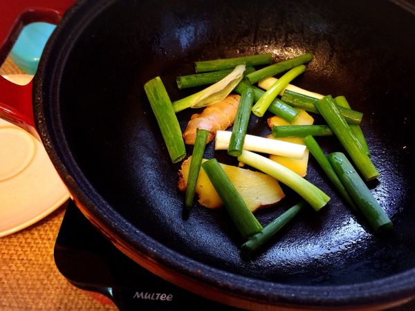 熱鍋3分鐘，倒入橄欖油，加入薑片、蔥段爆香。