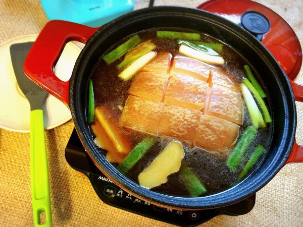 放入切好的三層肉，倒入滷汁，煮滾後加蓋，使用蒸煮模式小火燉煮90分鐘。 加入砂糖，加蓋小火煮10分鐘，加醬油，大火煮滾後加蓋，小火煮10分鐘。關火，悶30分鐘。