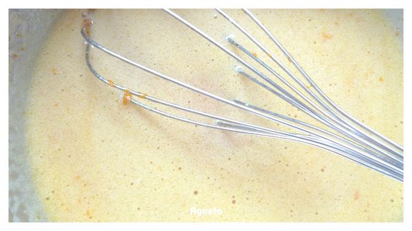 分兩次加入油，確實混和。