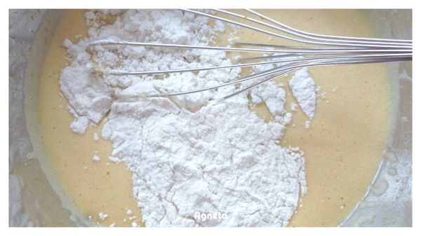 將作法1的粉類加入作法4，攪拌到沒有大顆粒。