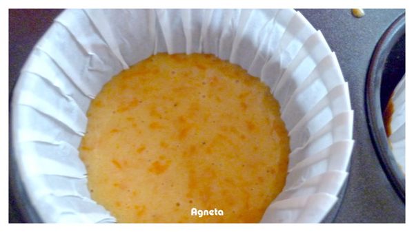 將烘焙紙杯放在瑪份模中，先將每個紙杯放入一大匙麵糊。