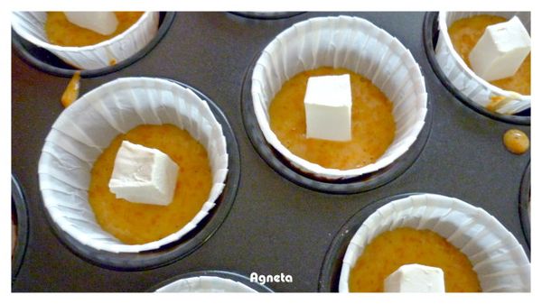 奶油起司分成12小塊，每一個紙杯中放入一塊。