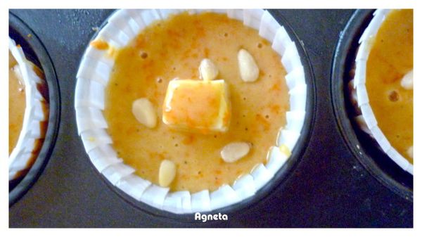 繼續將剩下麵糊平均分配，到用完為止。表面灑上一些松子，以180度C烤25分。(請依照自己烤箱調整時間喔)