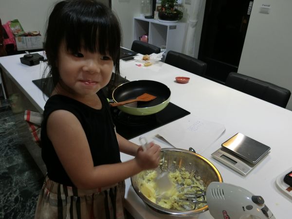 將糖粉與奶油打發至翻白(當然使用電動攪拌器比較省力)。