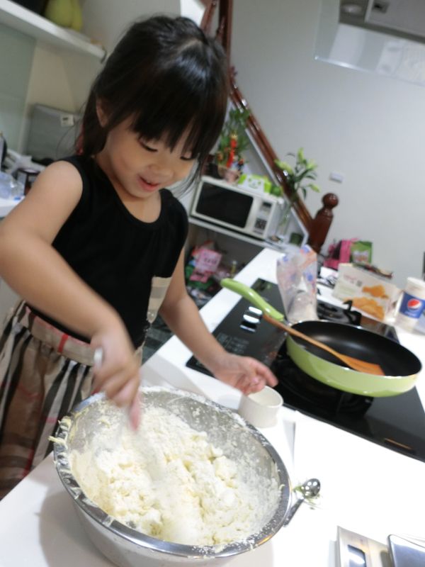 混入低筋麵粉，快速攪拌成團後，稍置後，分割成適當的份量分別染上綠色、紅色、香草(麵糰本來的顏色)。