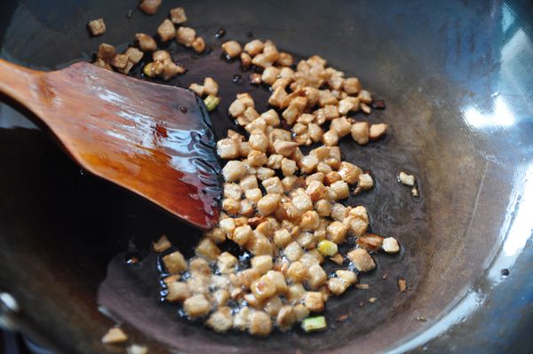 先以少許油將菜脯丁煸香至略略金黃