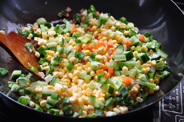 再放入紅蘿蔔丁拌炒，接著放入其它配料大火均勻拌炒，起鍋前調味即可。