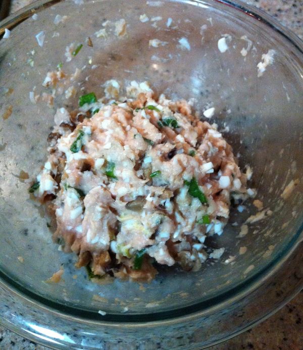 將蔥、香菇、水煮蛋切末、薑片磨泥、山薯切碎，和絞肉與[醃料]鹽均勻混合