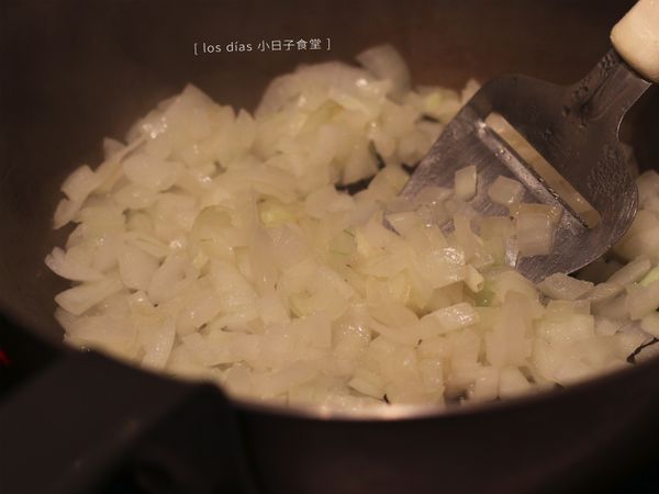 準備一個鍋子，鍋底放入一匙油，放入切丁的洋蔥末與蒜末，拌炒至洋蔥透明狀。