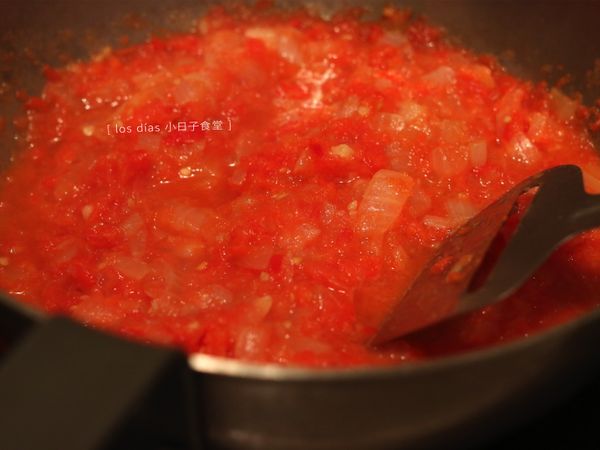將紅椒泥一樣倒入鍋中拌炒。