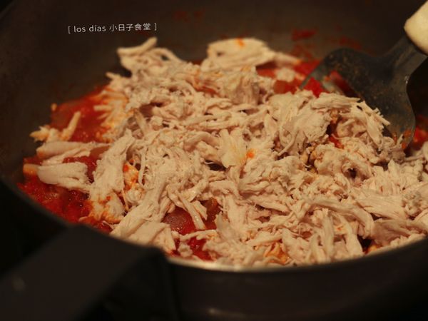 加入步驟 3 的雞絲，灑些適量孜然粉、紅椒粉、黑胡椒。（香料的量可自行斟酌）