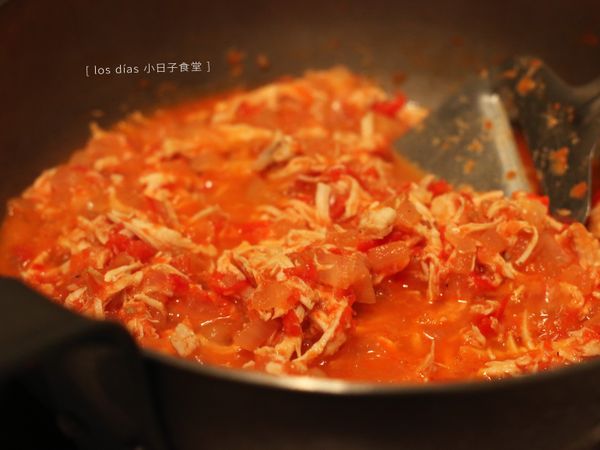 將所有食材拌炒均勻，加入少許步驟 2 的湯汁，與加入少許鹽調味，轉中小火慢煮 10 分鐘。若要做成夾餅，湯汁不要加太多。